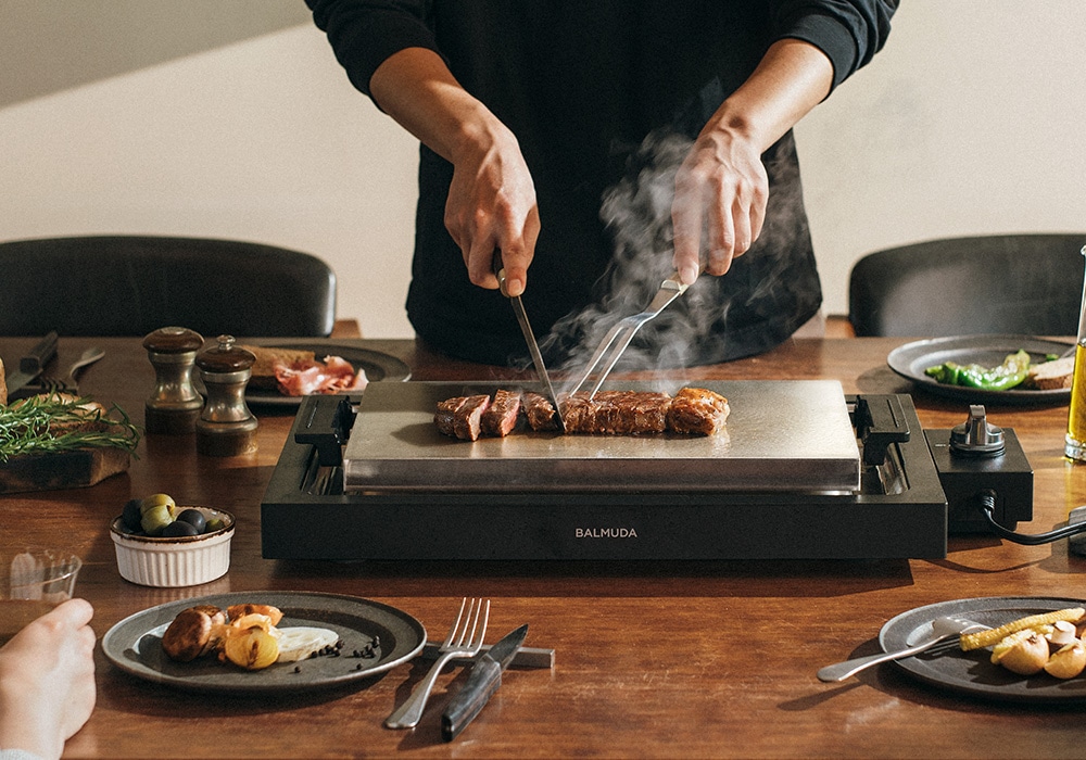 ライブキッチンの おいしさと楽しさを実現する ホットプレート BALMUDA