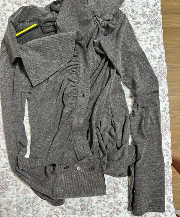 MUSINSA公式 | CERRIC WRINKLE OFF SHOULDER TOP / BROWN