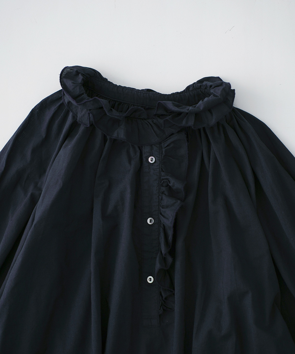 コットンリネンフリルギャザーボイルブラウス｜nest Robe / CONFECT