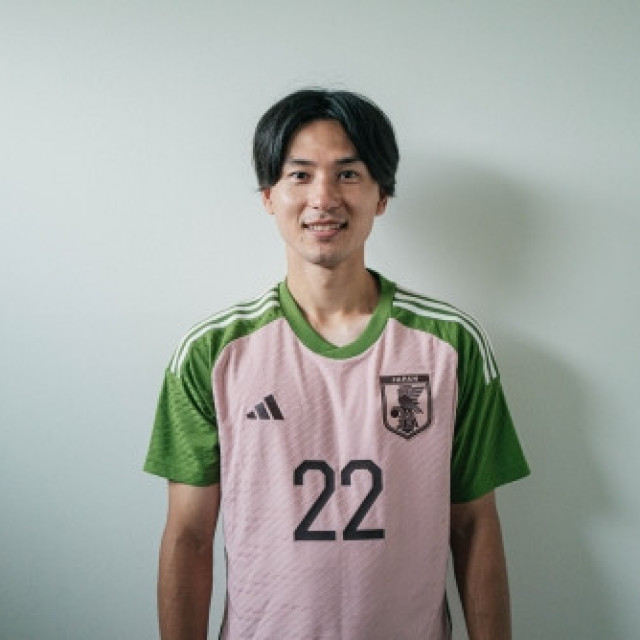 アディダスがNIGO®デザインによる桜餅のような色合いのサッカー日本