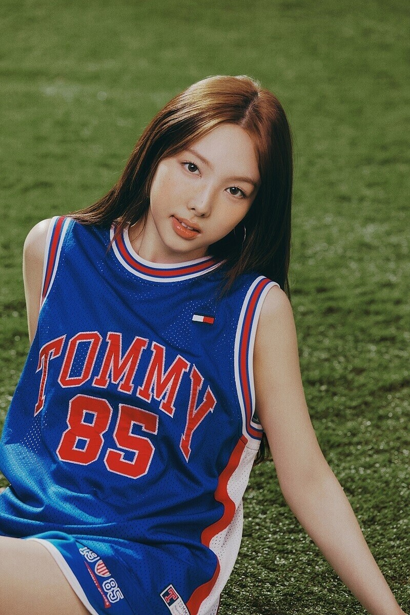 TWICE ナヨン、キャンパスライフを充実させる春ルック披露！ラブリーな