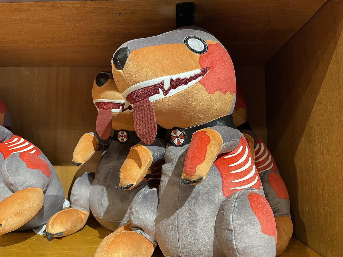 ゾンビ犬のクッションが可愛い！ USJ「バイオハザード」グッズ撮り