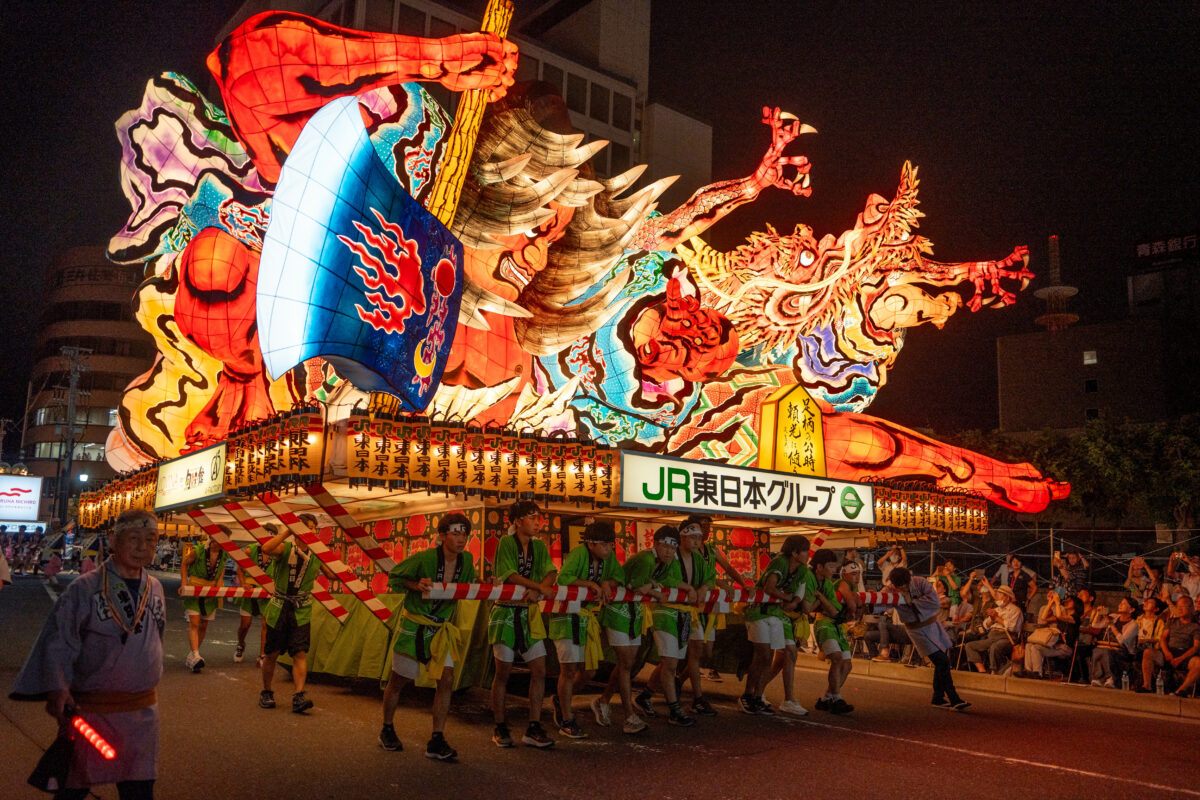 冬の青森で文化を楽しむ贅沢旅：ねぶた制作見学とストーブ列車の特別
