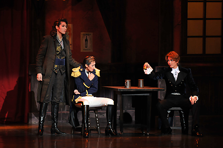 緊張感漂う復讐劇、宝塚宙組『モンテ・クリスト伯』が開幕