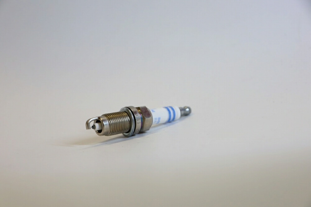 BOSCH ボッシュ スパークプラグ ZR5TPP330 ダブルプラチナ Double