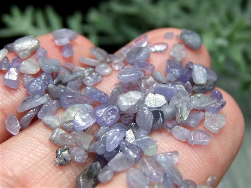 希少石さざれ（小サイズ） タンザナイト(灰簾石)さざれ 50g 粒の大きさ