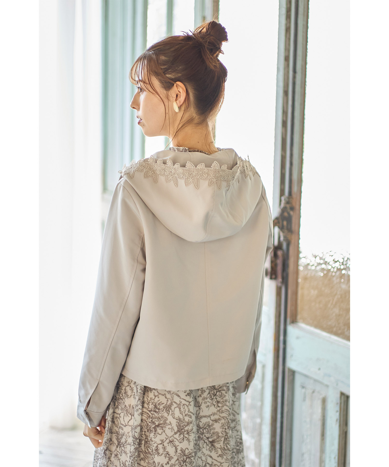 フードフラワーレース付きマウンテンパーカー