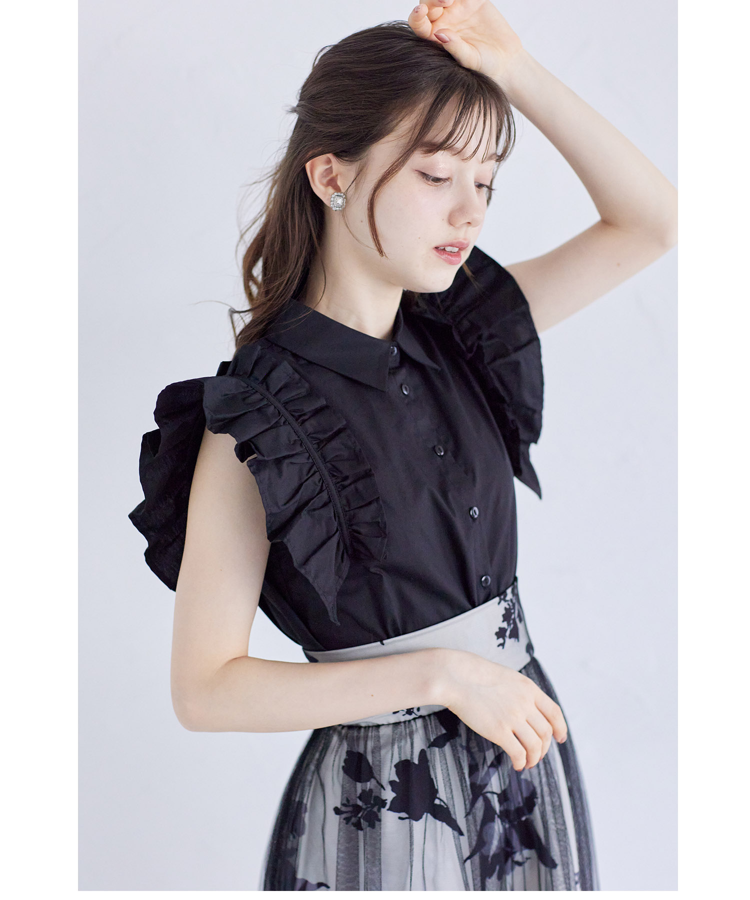 肩ギャザーフリル付きノースリーブコットンブラウス