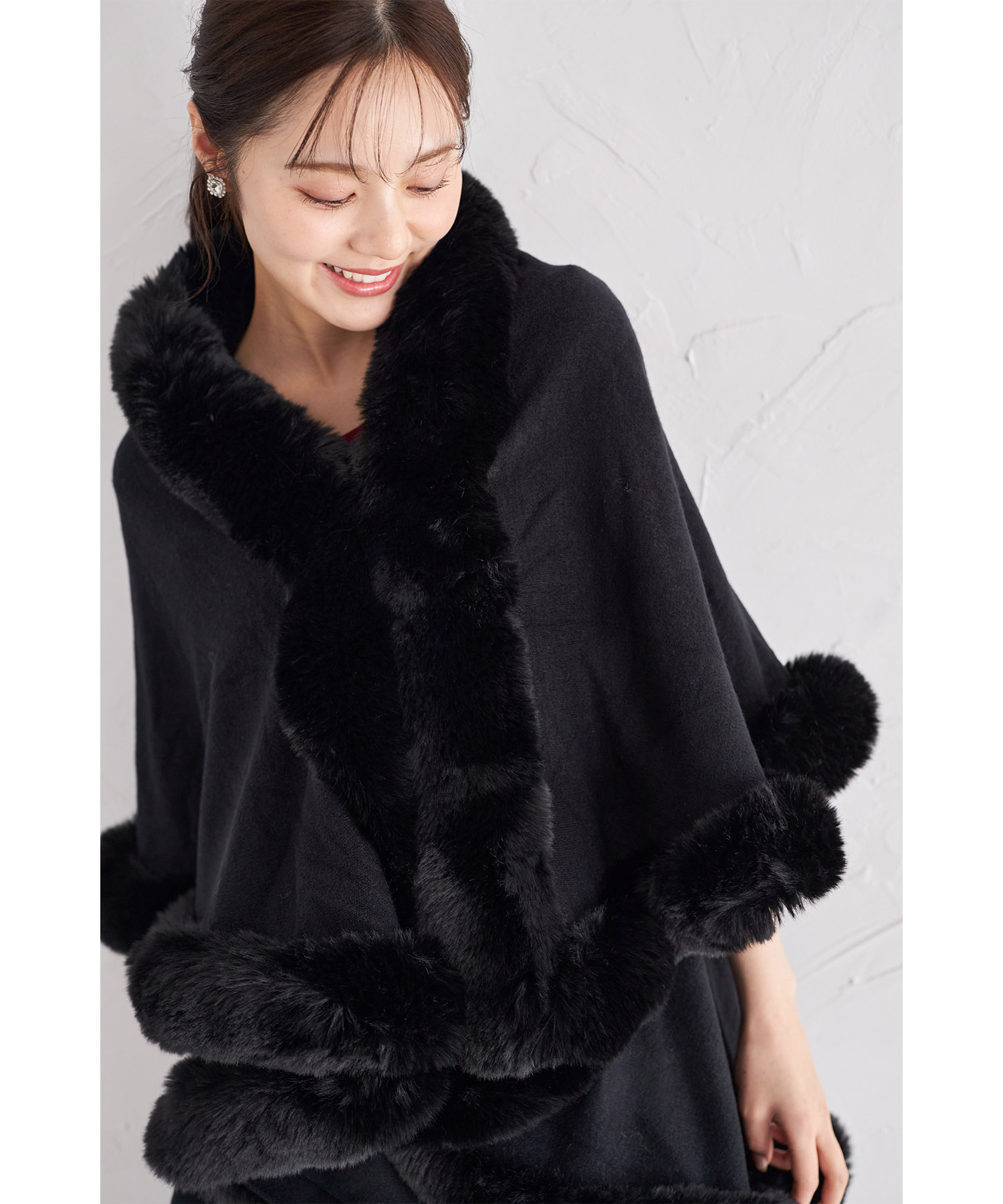 ふわふわファー付きケープマント
