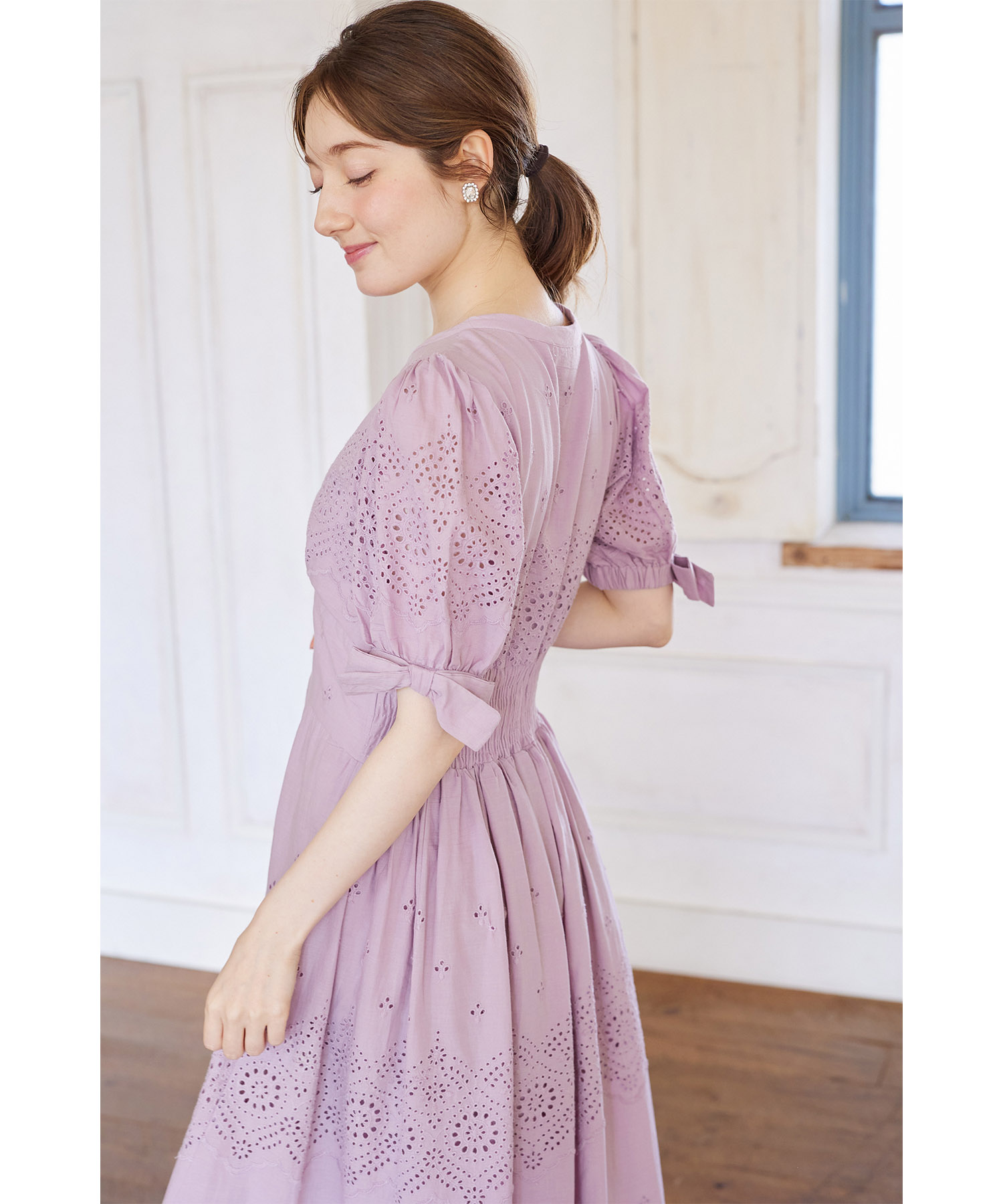 袖口リボン付きパール釦コットンレースワンピース