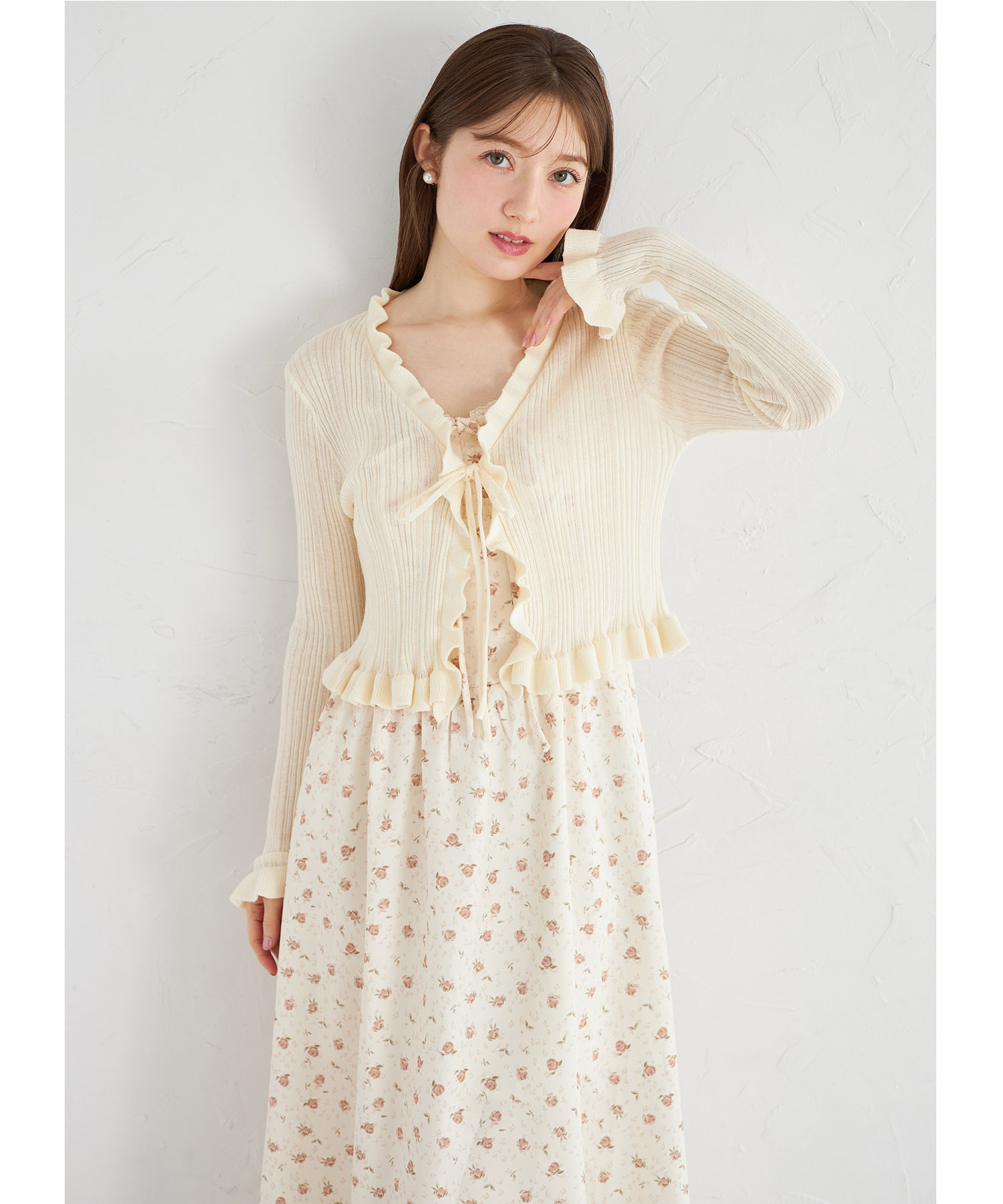 リボン付きフリルニットカーディガン×フラワープリントキャミ