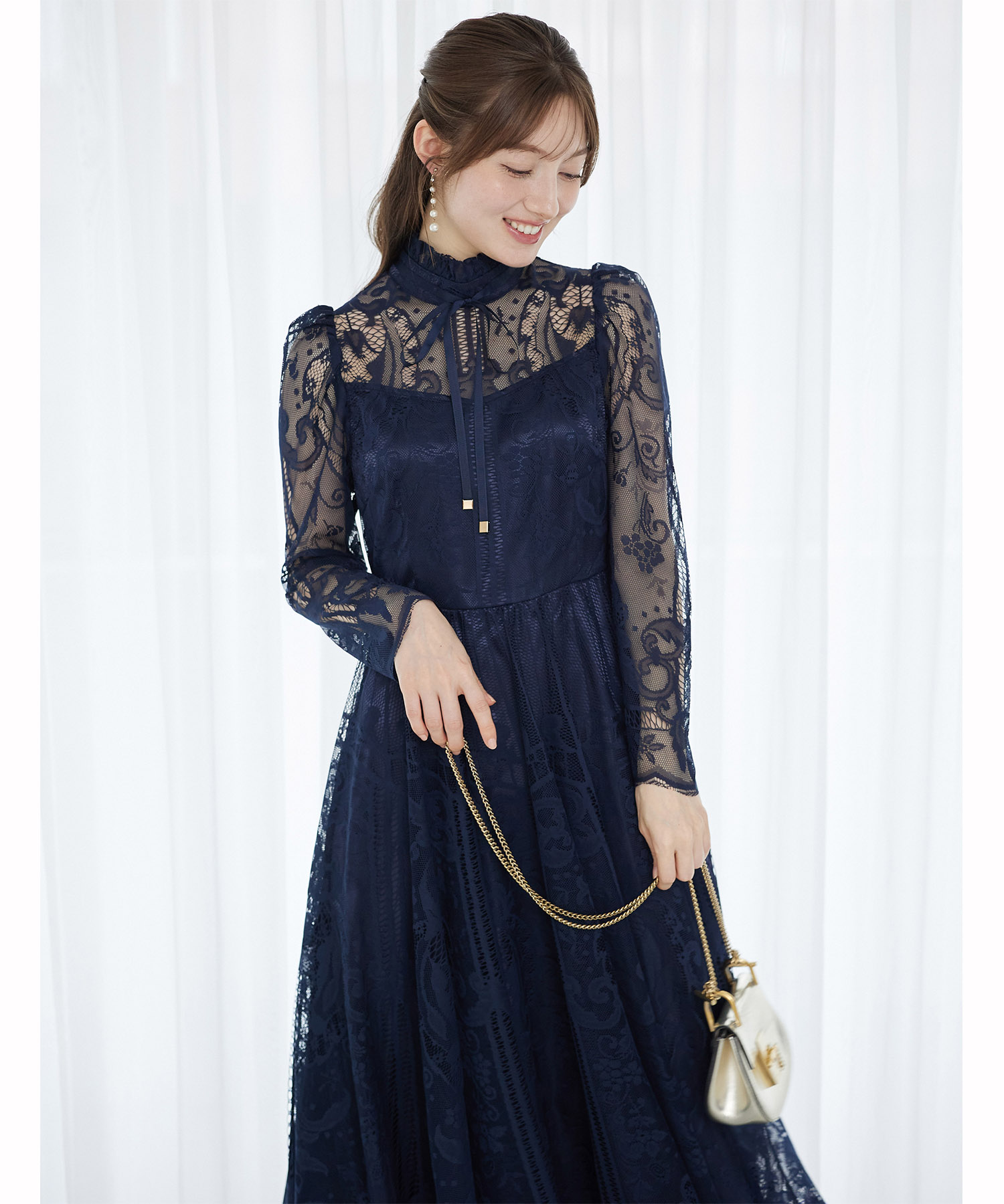 高貴な雰囲気で華やぐリボン付きパネル柄総レースワンピース