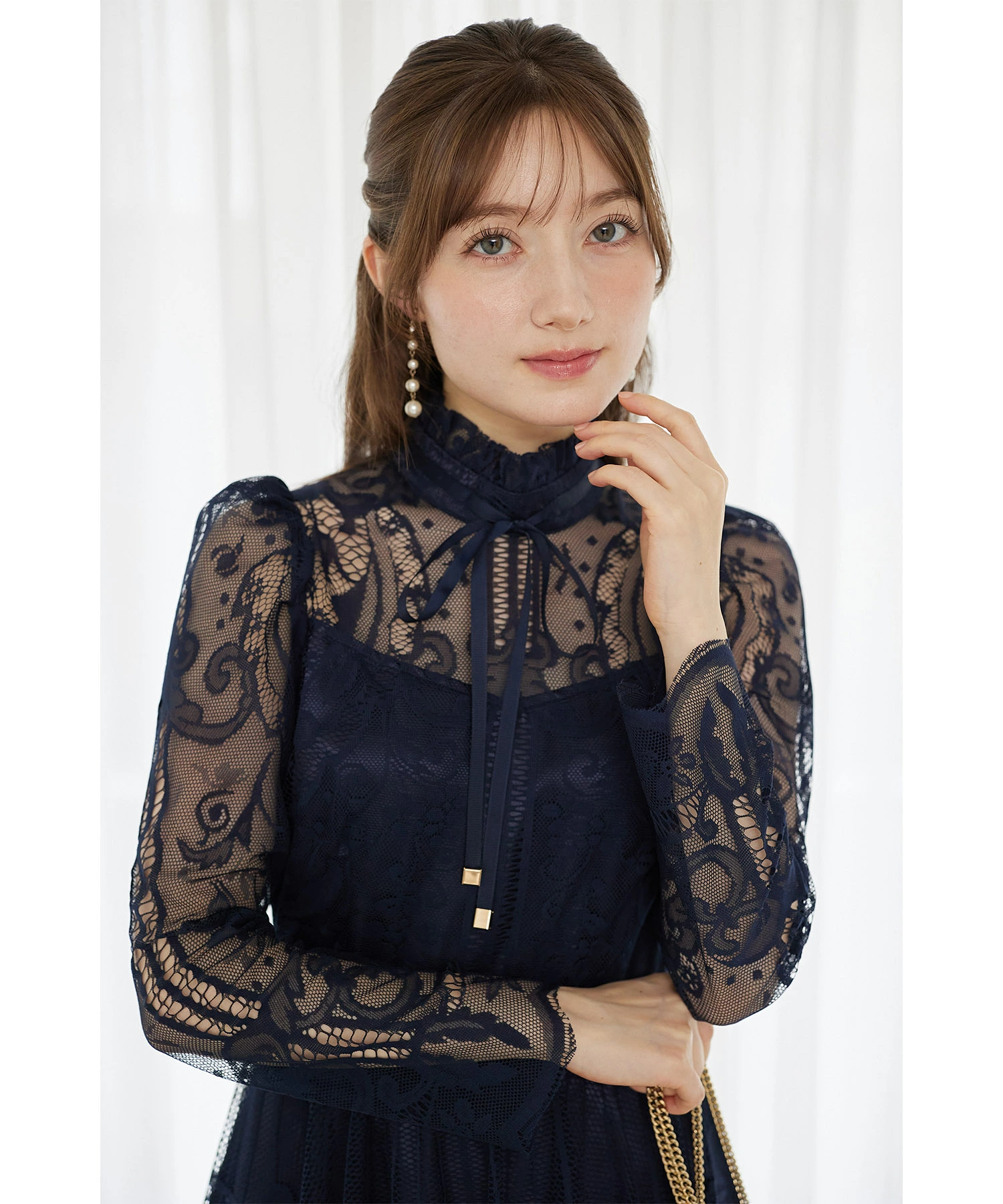 高貴な雰囲気で華やぐリボン付きパネル柄総レースワンピース