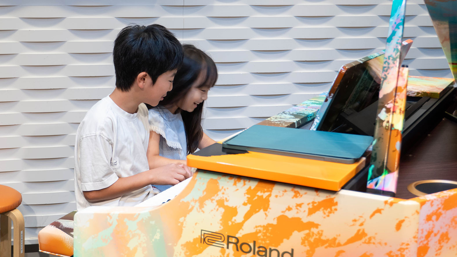 世界に1台だけのアートピアノをNEOPASA浜松でお披露目 音楽とアートを