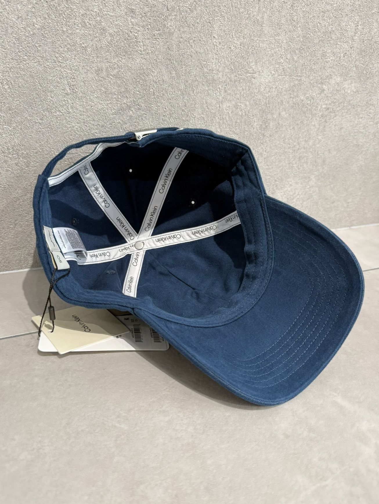 Calvin Klein - ラージレイヤードモノグラムキャップ / 4D5039G / D1M