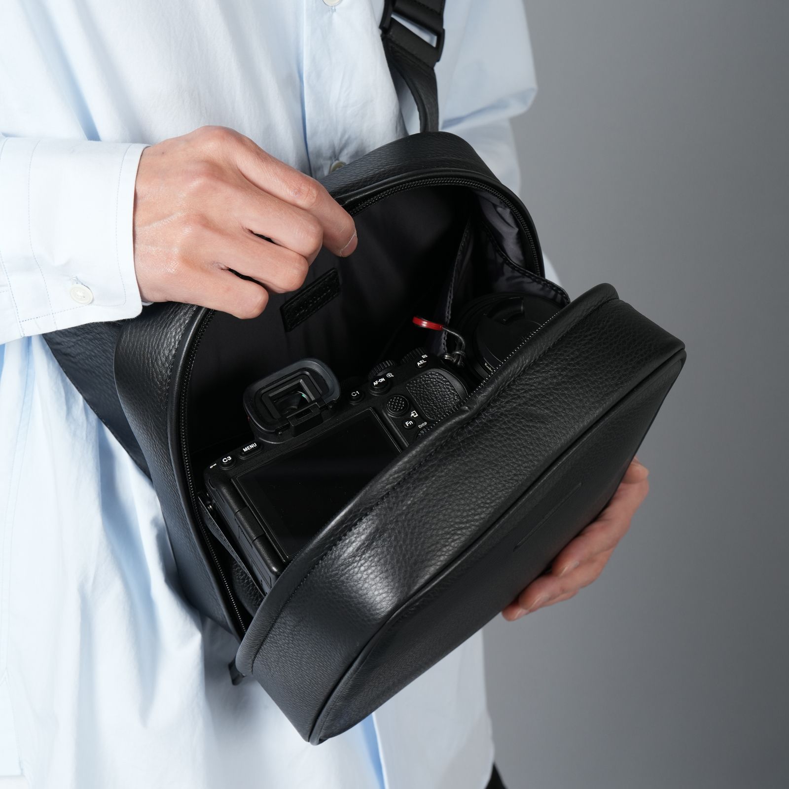 objcts.​io - ウィークエンド カメラバッグ ラージ (ブラック