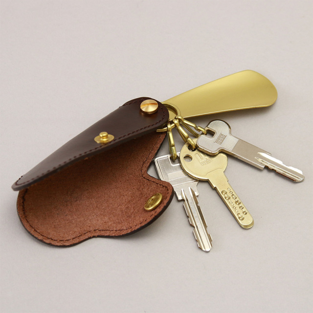 シューホーンキーホルダー』(全4色)ルガトー/真鍮製の靴べらが付いた 3