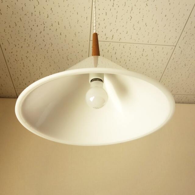 ヴィンテージの白いペンダントライト｜北欧家具アンバーデザイン