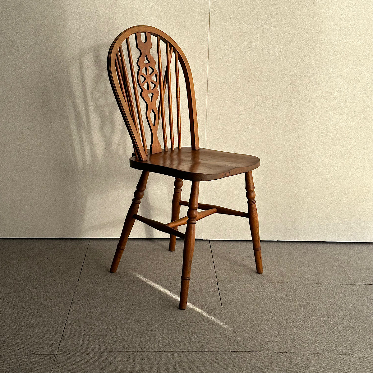 こっちのアンティーク ホイールバックチェア