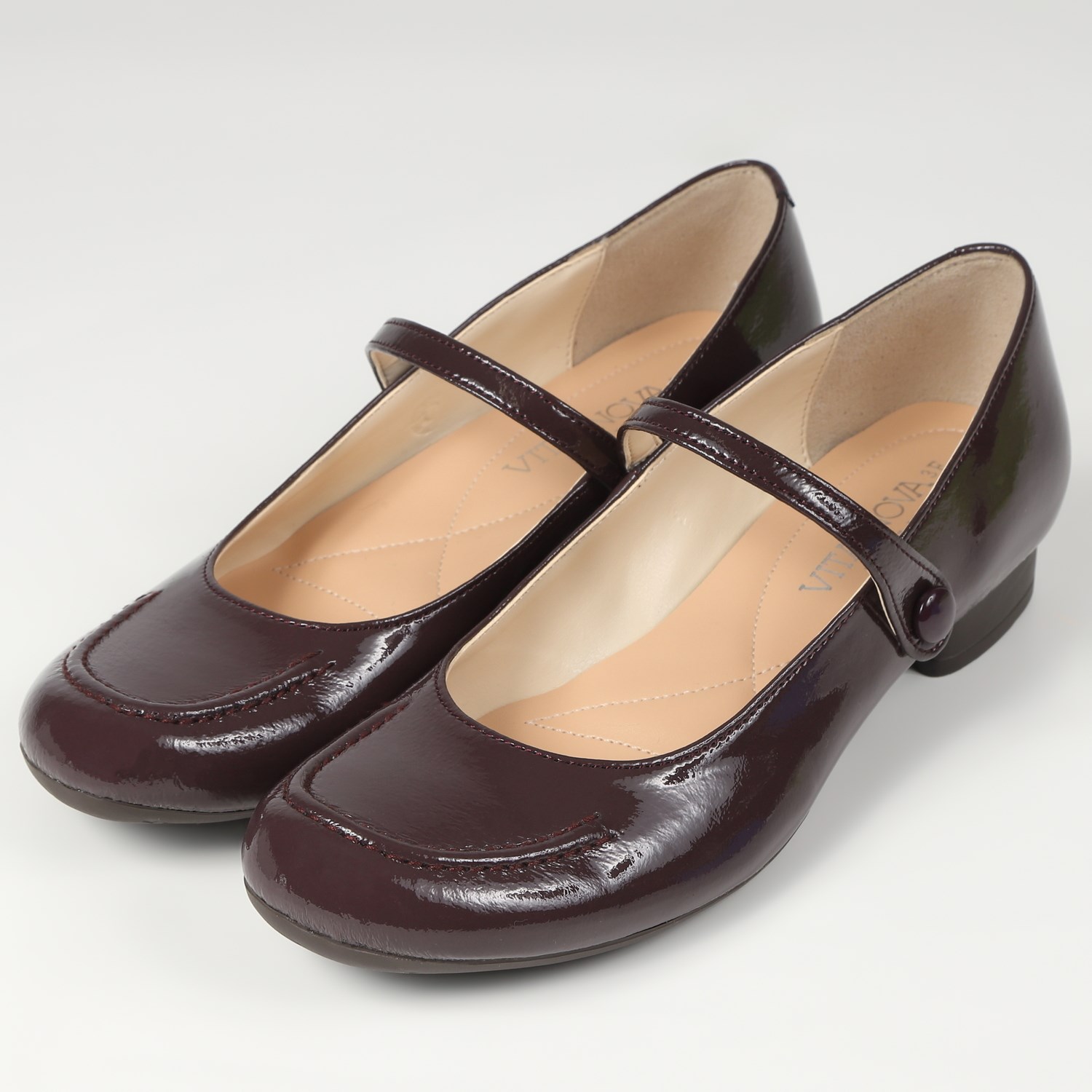 VITA NOVA（ヴィタノヴァ）クルミボタンストラップパンプス ダーク