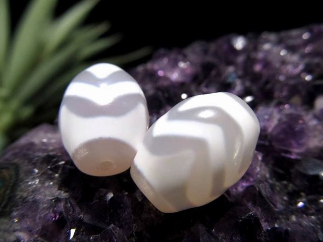 純真ホワイトカラー 水紋虎牙天珠 すいもんこがてんじゅ 縦サイズ:約