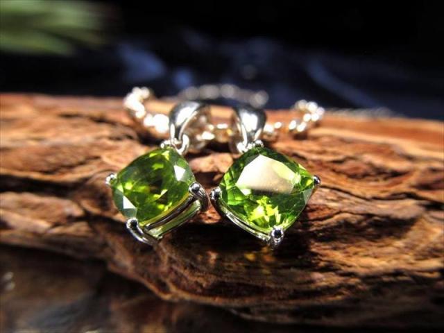 極上5A 超透明宝石質 ペリドット ペンダントトップ スクエアカット 石