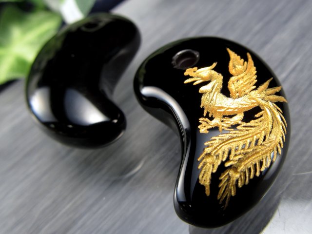 1個売り 金塗り鳳凰彫りブラックオニキス勾玉(まがたま) 縦約30mm×横約