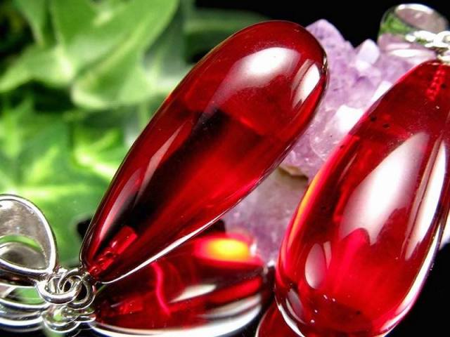 天然琥珀 ルビーレッドアンバー ペンダントトップ ドロップ型 石サイズ