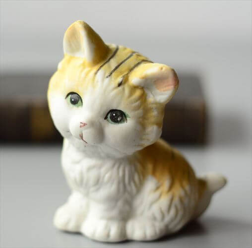ドイツから レトロな表情のかわいいネコ 陶器 磁器 オブジェ 猫