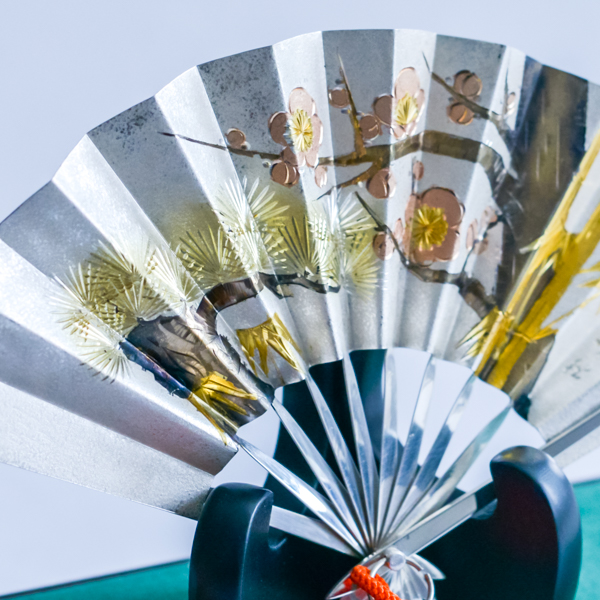 送料無料】 銀製 扇子 松竹梅 G 4.5号・28g ガラスケース付き / 光則