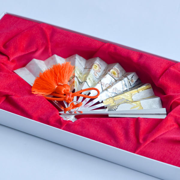 送料無料】 銀製 扇子 松竹梅 D 7.0号・68g ガラスケース付き / 光則