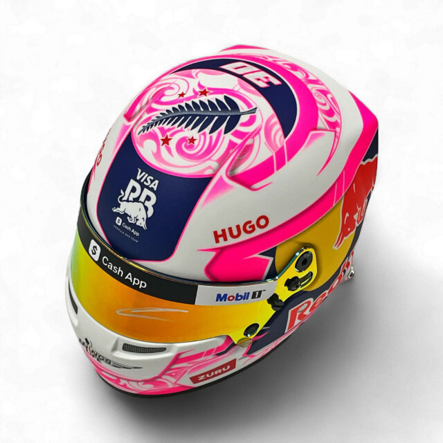 2025 L.ローソン直筆サイン入 レーシングブルズ 1/2ヘルメット F1