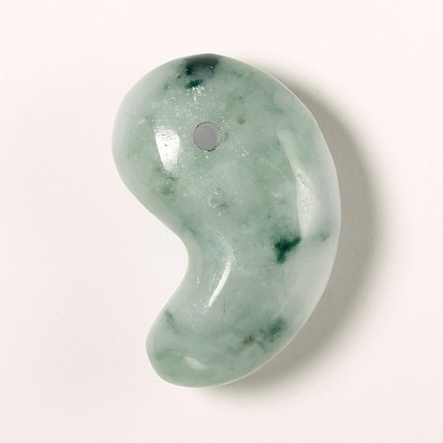 勾玉 糸魚川翡翠 （いといがわひすい） 透過 （小滝川産） 桐箱付 No