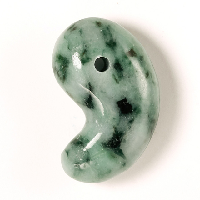 勾玉 糸魚川翡翠 （いといがわひすい） 透過 （小滝川産） 桐箱付 No