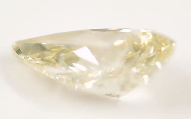 蛍光性がミディアム・イエローイッシュ・グリーン 】 天然ダイヤモンド