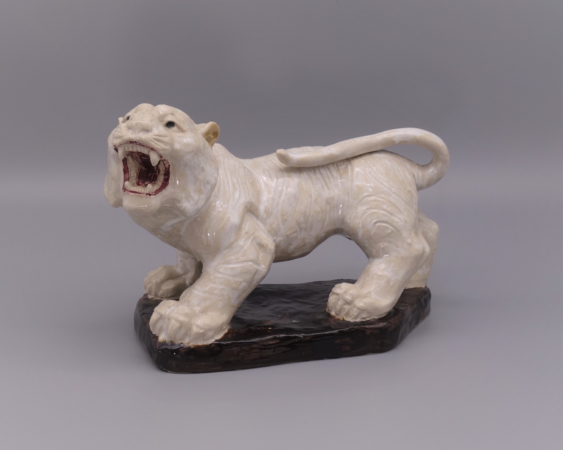 トラ虎猫焼物置物 鍋島大川内焼 代表作品 江戸期 献上の一品 トラ虎猫