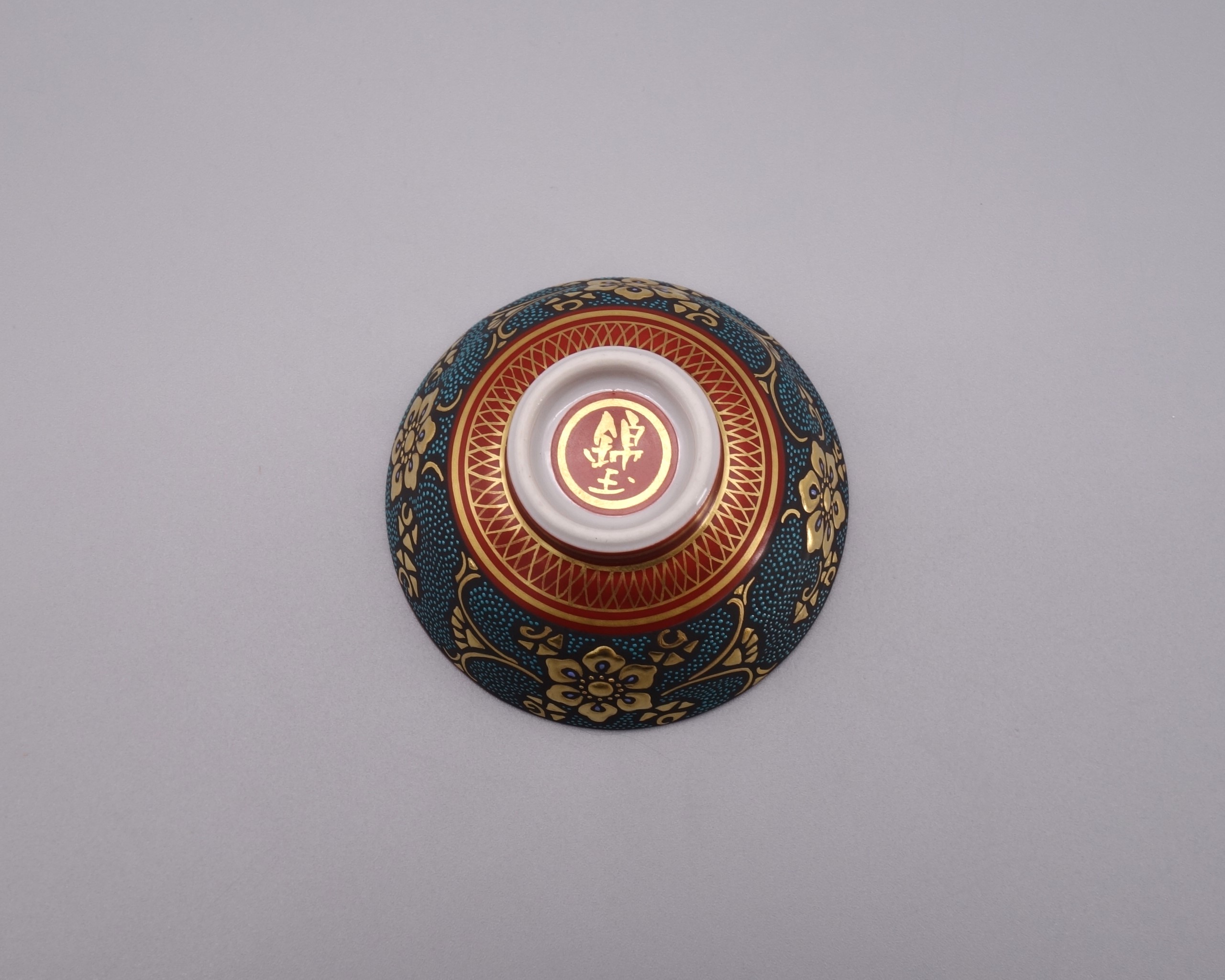 酒盃（内金彩） 渦打青粒盛金宝相華唐草文 [ 三代 仲田錦玉 ]