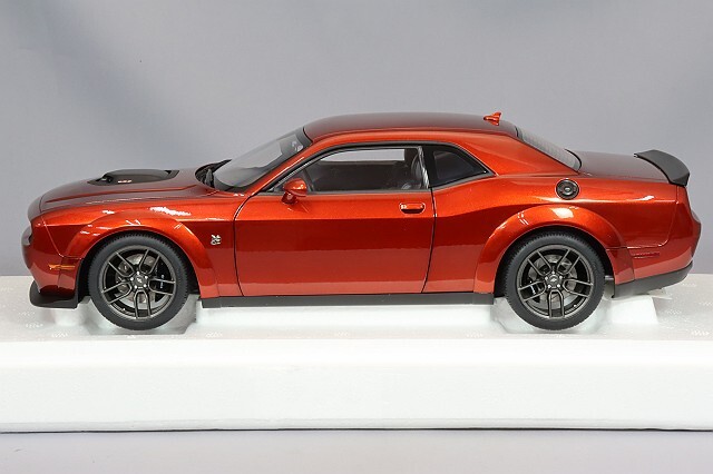 オートアート コンポジット 1/18 ダッジ チャレンジャー R/T