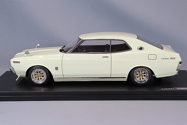 イグニッションモデル 1/18 日産 ローレル 2000SGX (C130) ホワイト