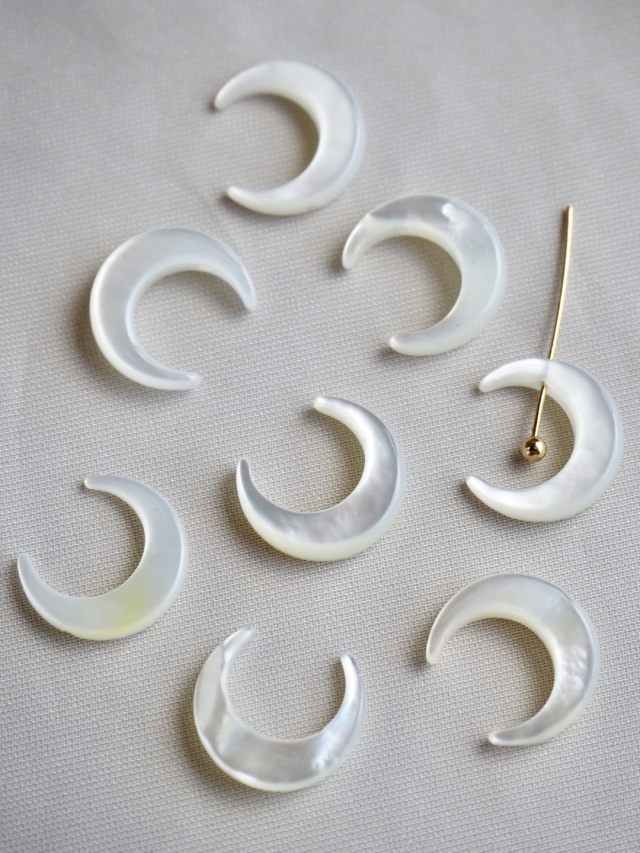 シェルビーズ-三日月 片穴 ホワイト(シロチョウガイ)【約10×12mm/1個