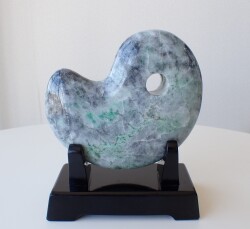 HC0351 新潟県 糸魚川 小滝産 翡翠 勾玉 1471g ☆木製台座付き☆