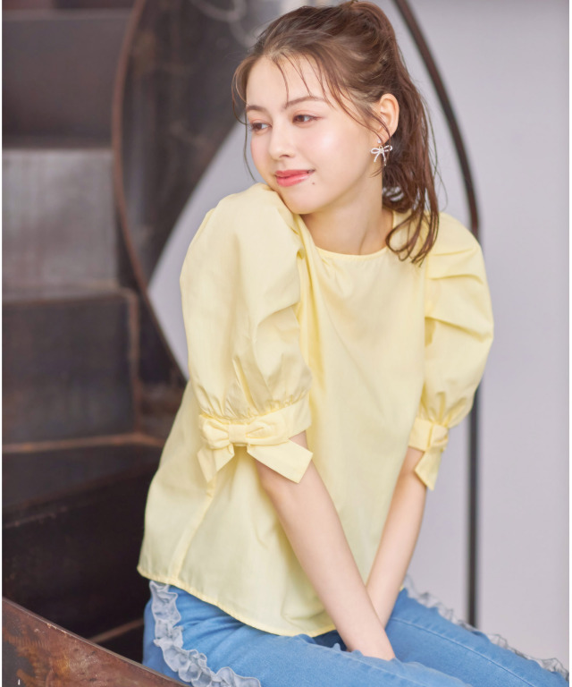 袖口リボン付きパフスリーブブラウス