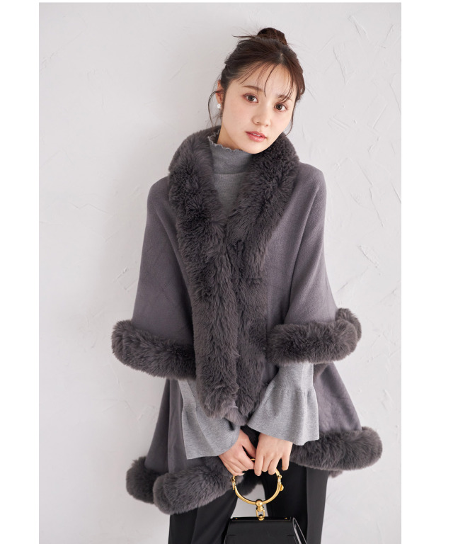 ふわふわファー付きケープマント