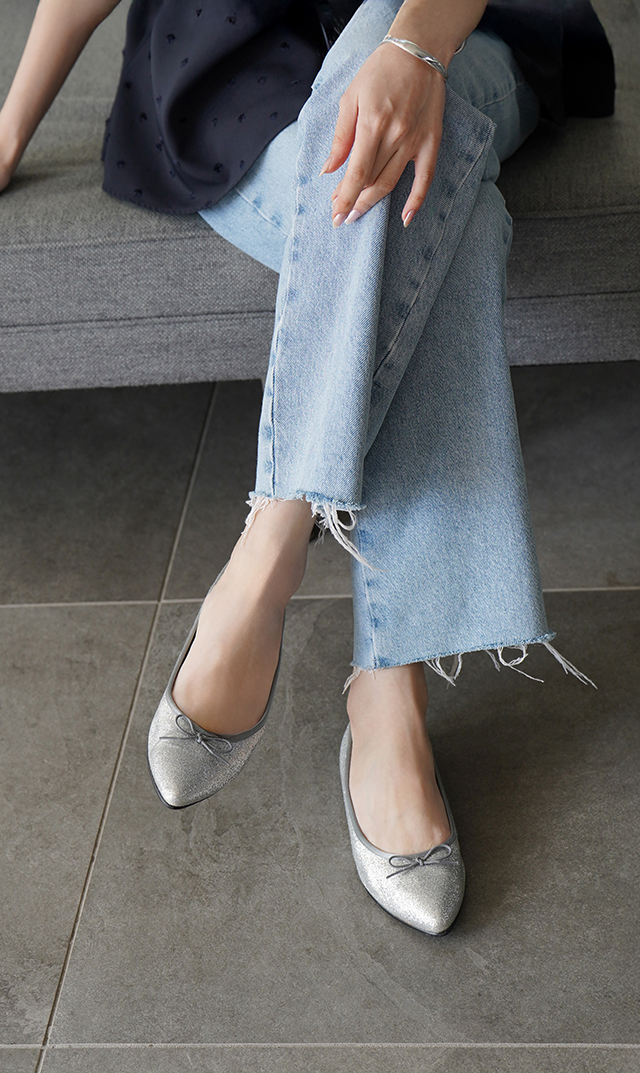 プラスするだけで着こなしを華やかに染める”グリッターバレエシューズ