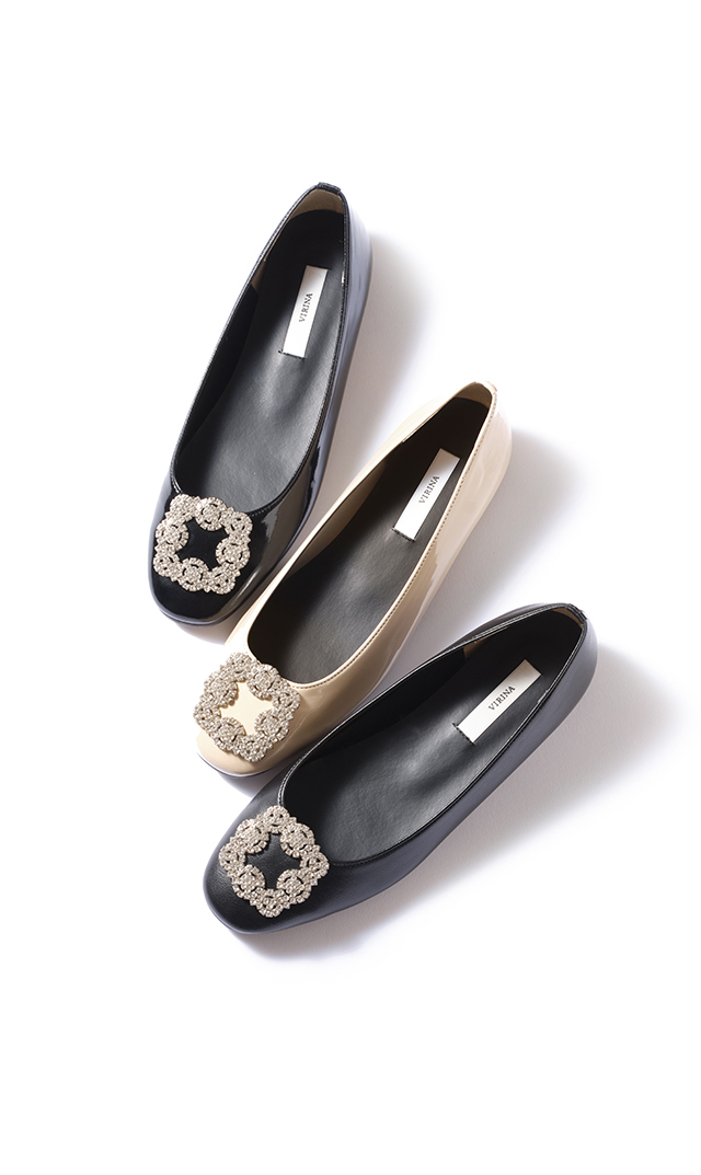 スクエアトゥにキラキラとビジューバックルが煌めく