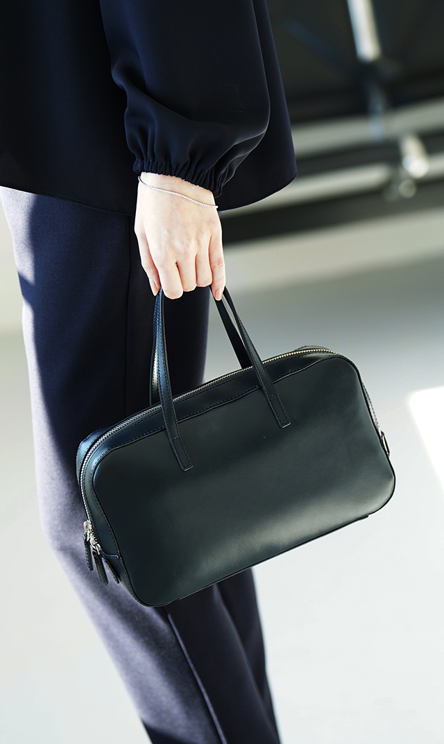 ヤーキ(YAHKI)】VIRINA別注カラー スクエアハンドバッグ（ネイビー）