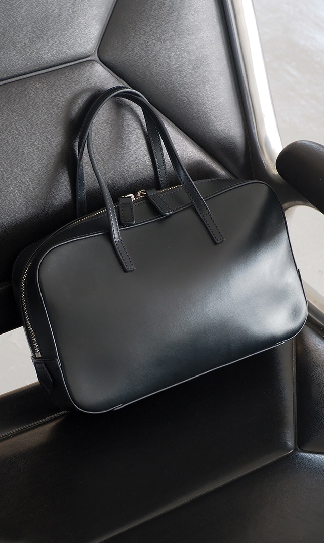 ヤーキ(YAHKI)】VIRINA別注カラー スクエアハンドバッグ（ネイビー）