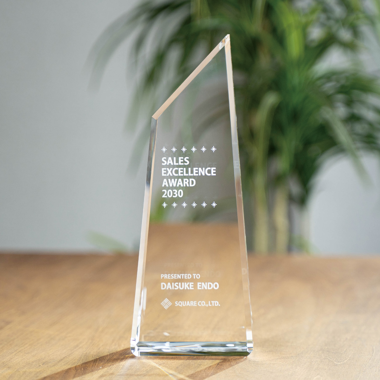 クリスタルトロフィー 内部レーザー彫刻《XC-L-0108_Aサイズ》(高さ