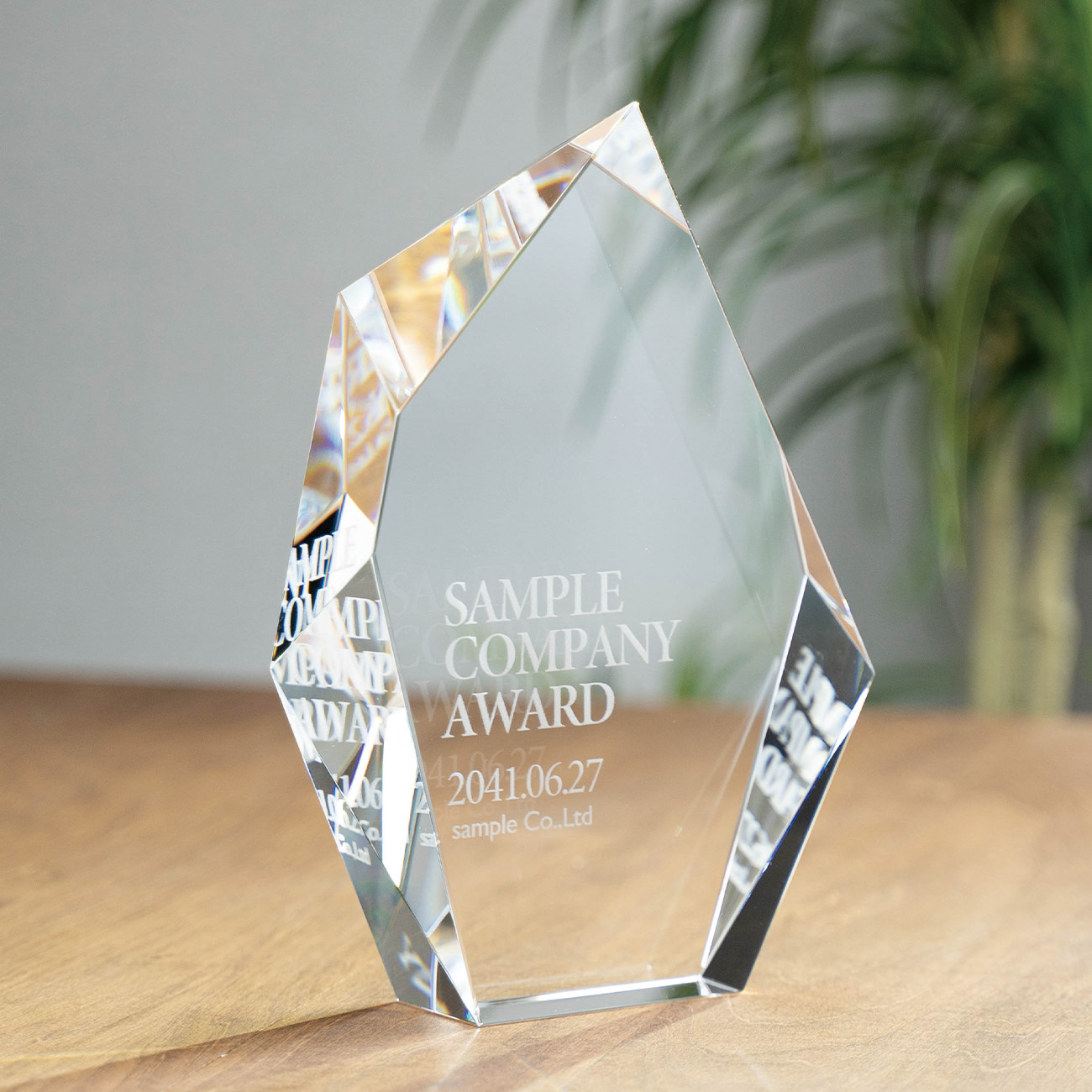 クリスタルトロフィー 内部レーザー彫刻《XC-L-0110》(高さ：21cm 幅