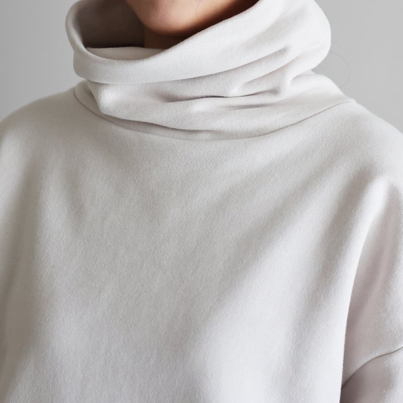 HUIS in house］SUVINスウェットタートルプルオーバー（ホワイトグレー